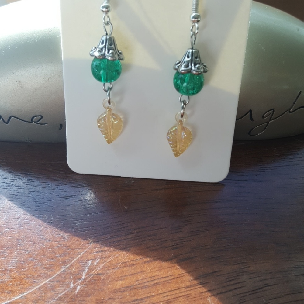 Green 💚/ 🍃Leaf 🍃/Dainty💛 Statement Earrings 💎